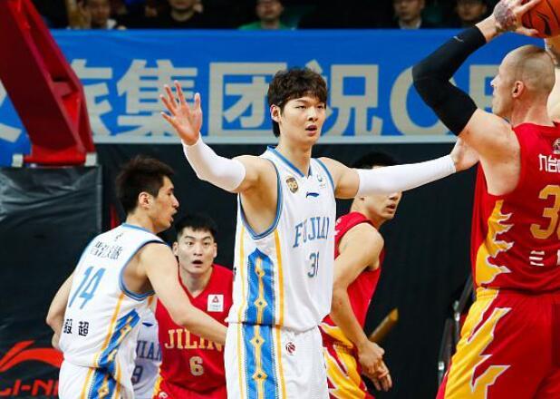 湖人力克山西队，王哲林扛起全队