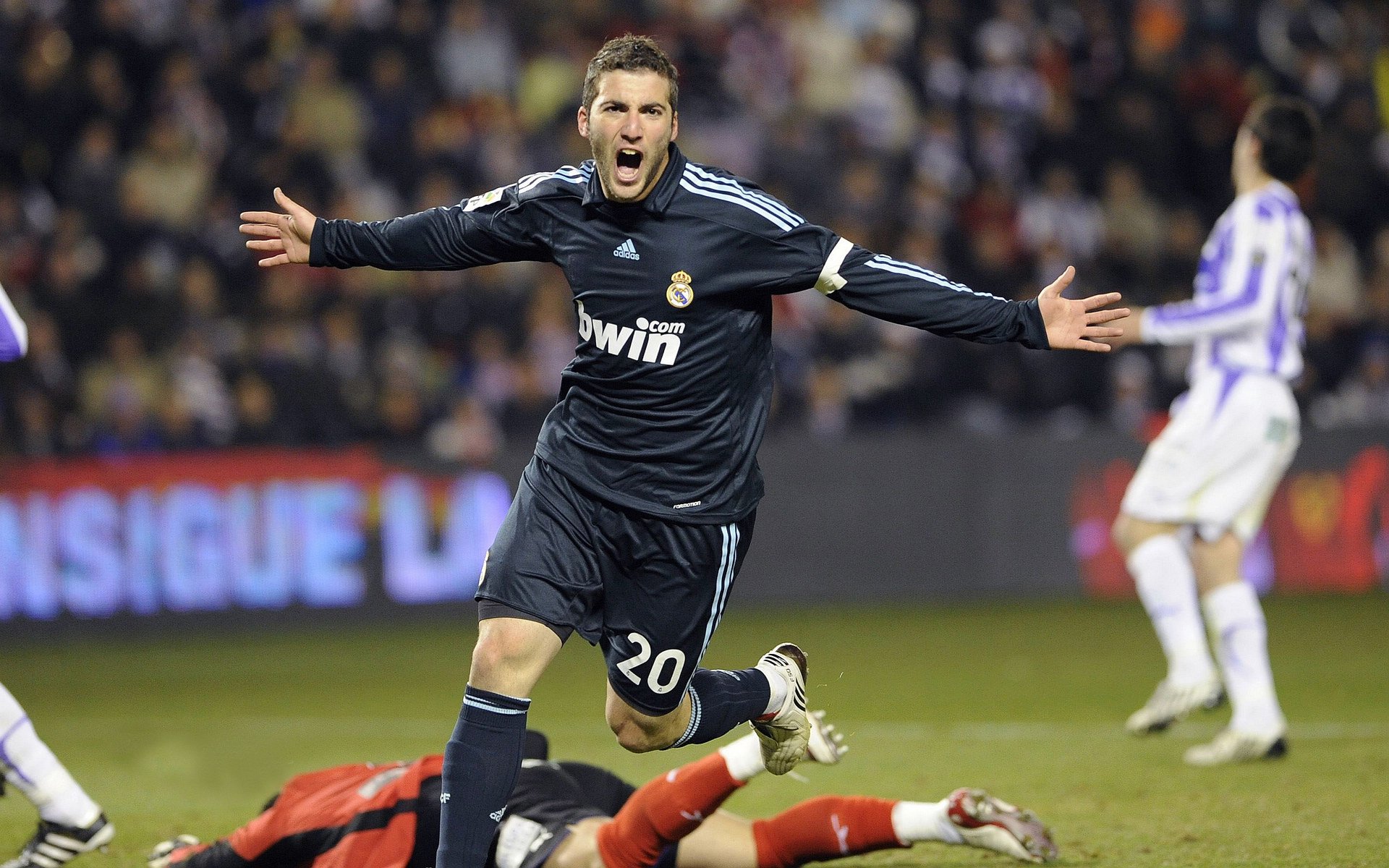 开云体育2026-从基多高原到里昂灯光，足球如何成为小国的生死战宣言